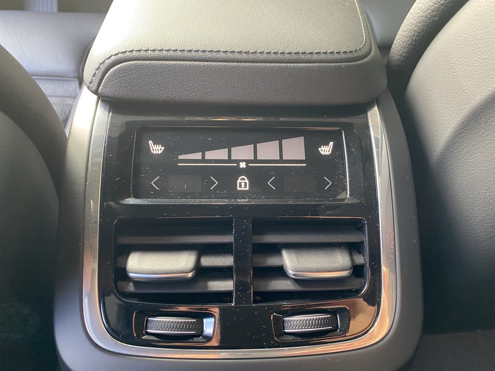Volvo XC60 B5 Ultimate Bright AWD*AHK*Pano*4xSHZ*Luft*