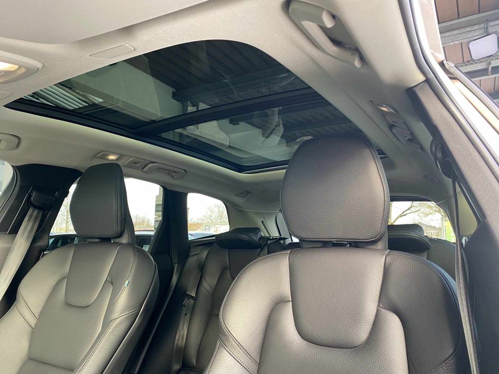 Volvo XC60 B5 Ultimate Bright AWD*AHK*Pano*4xSHZ*Luft*