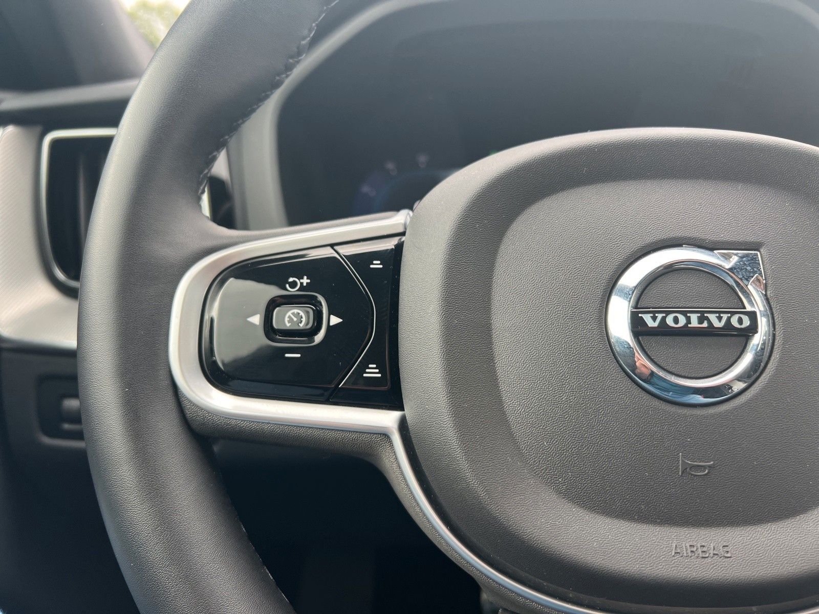 Volvo XC60 B4 D AWD R Design - Samsaru's Car Outlet