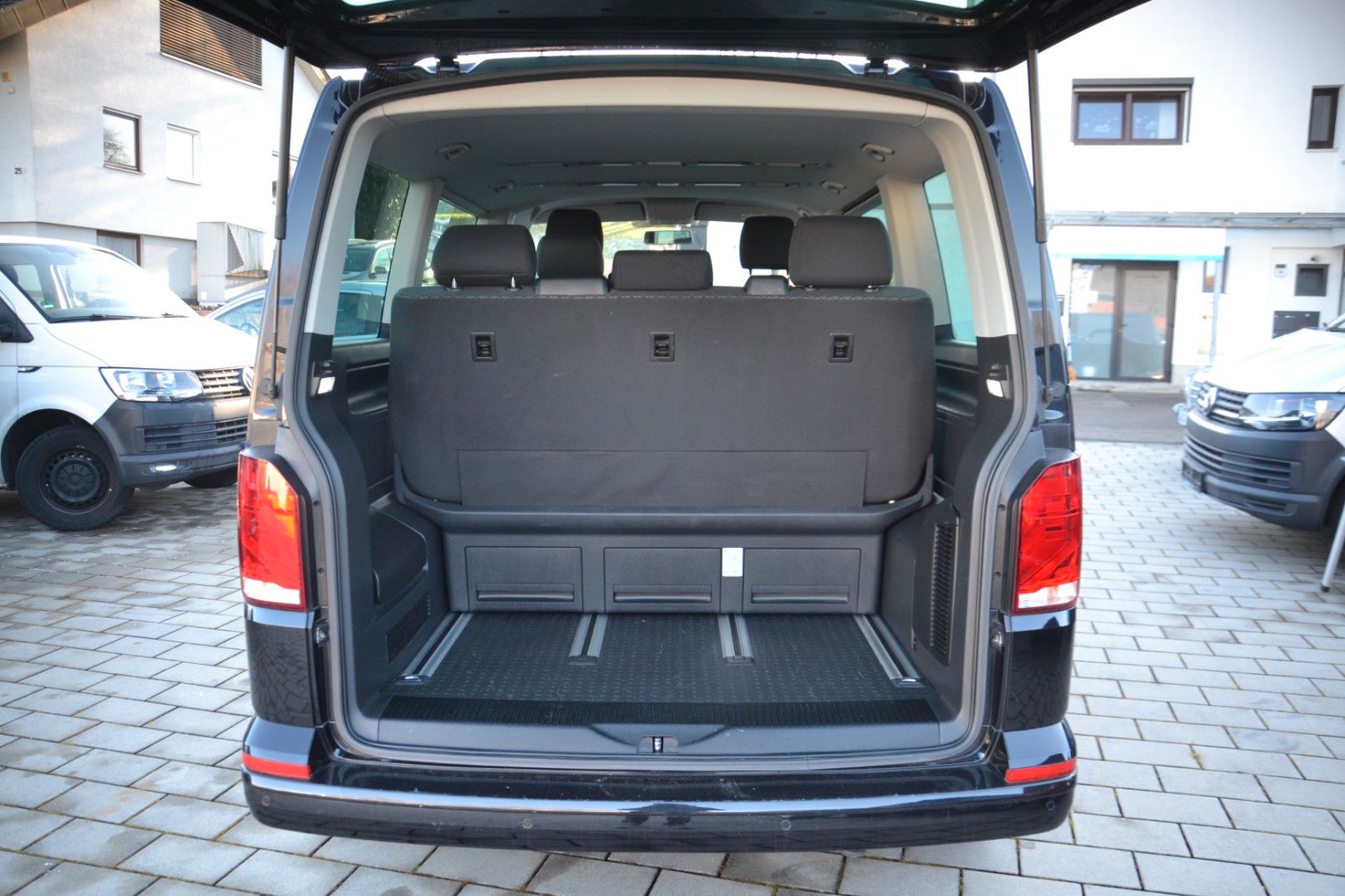 Volkswagen T6.1 Multivan - Samsaru's Car Outlet