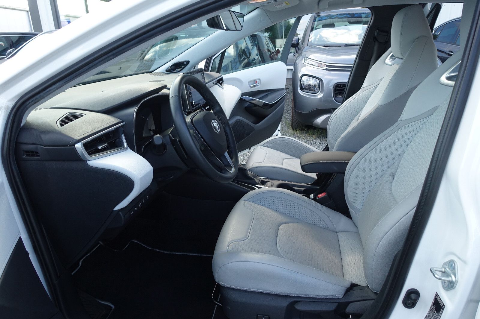 Toyota Corolla 2.0 Hybrid - Samsaru's Car Outlet