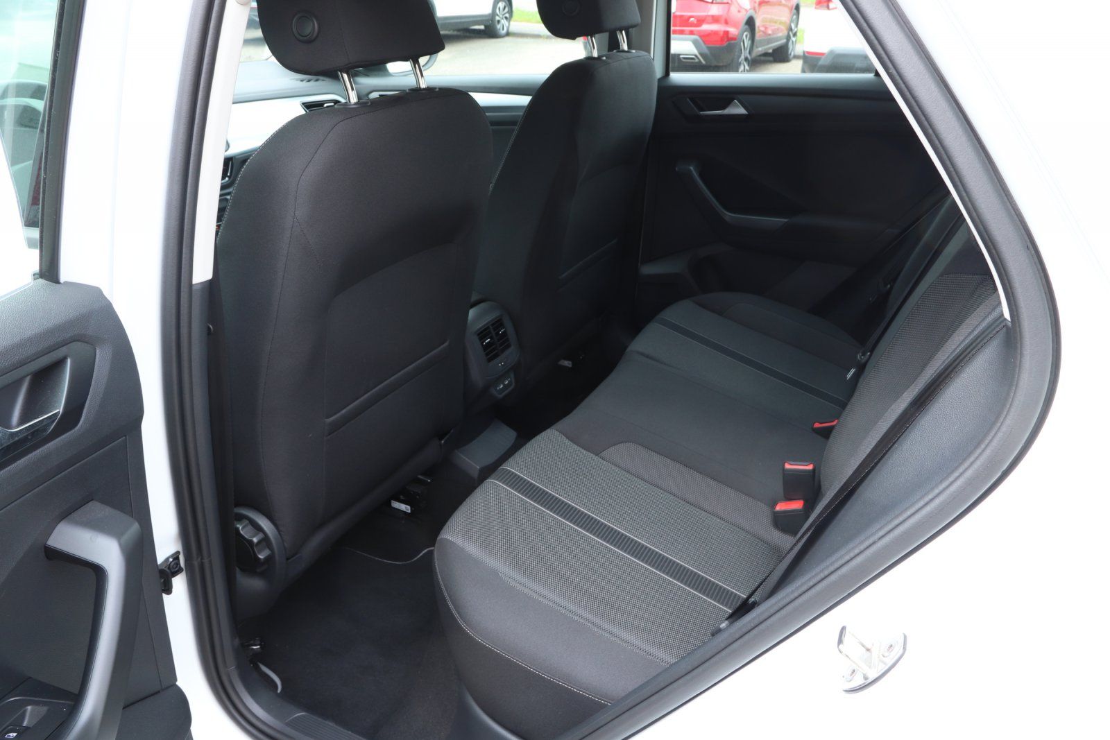 Volkswagen T-Roc 1.5 TSI Life - Samsaru's Car Outlet