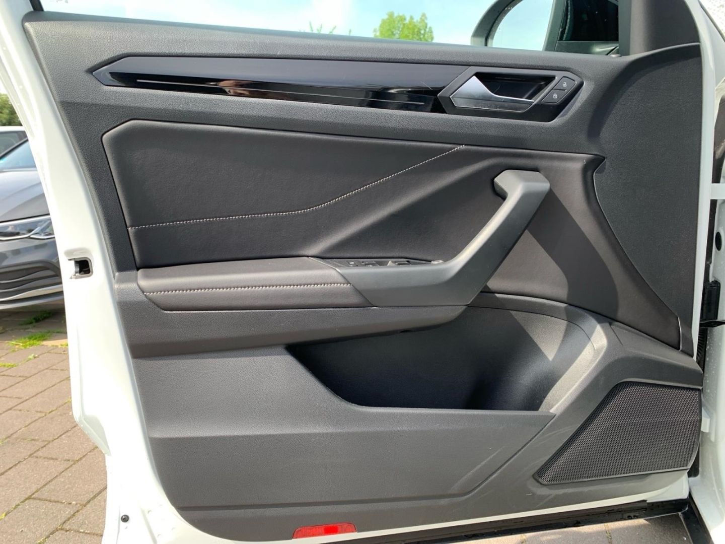 Volkswagen T-Roc 2.0 TDI R-Line - Samsaru's Car Outlet