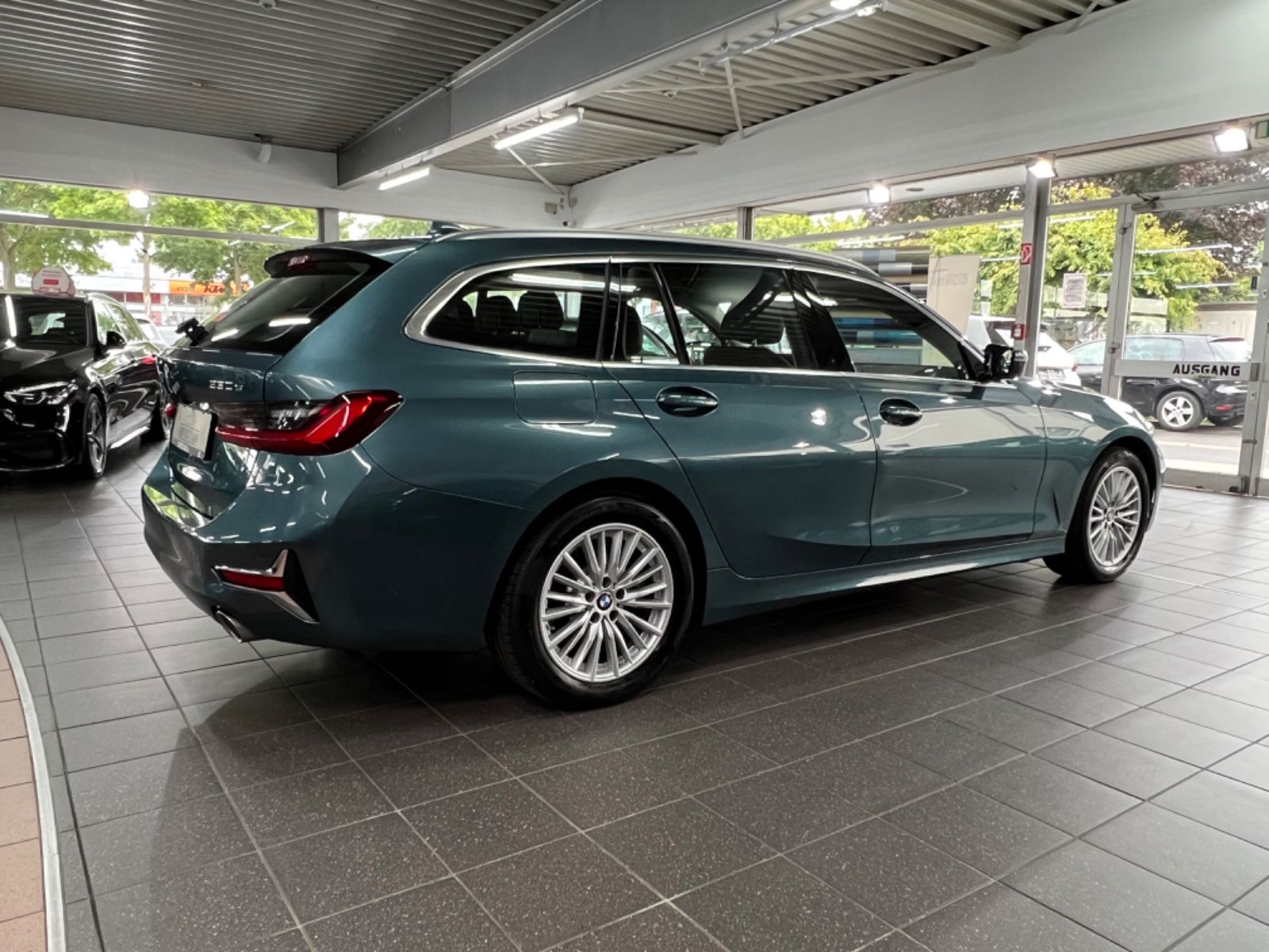BMW 330e Touring Luxury Line - Samsaru's Car Outlet