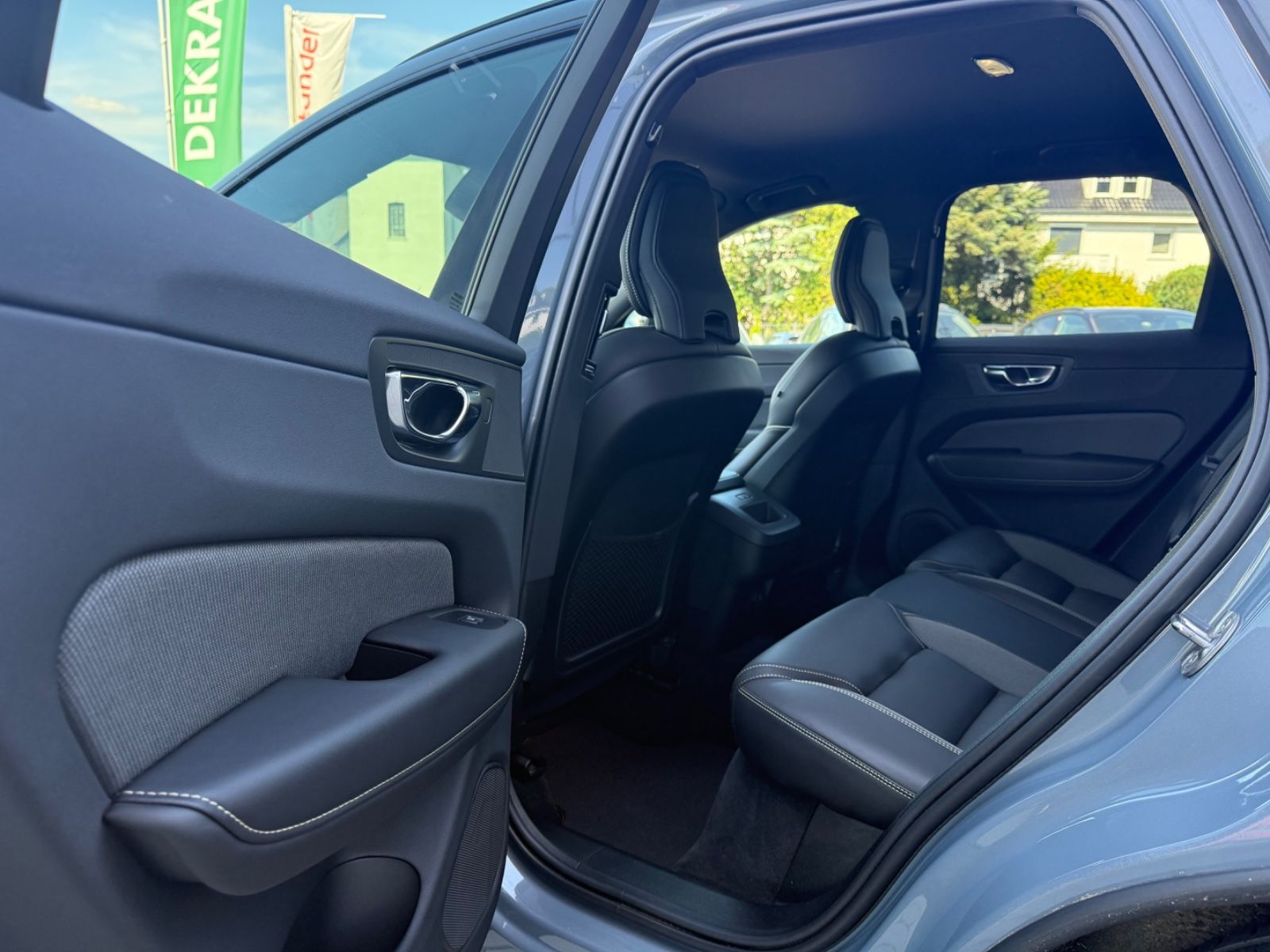 Volvo XC60 R-Design - Samsaru's Car Outlet