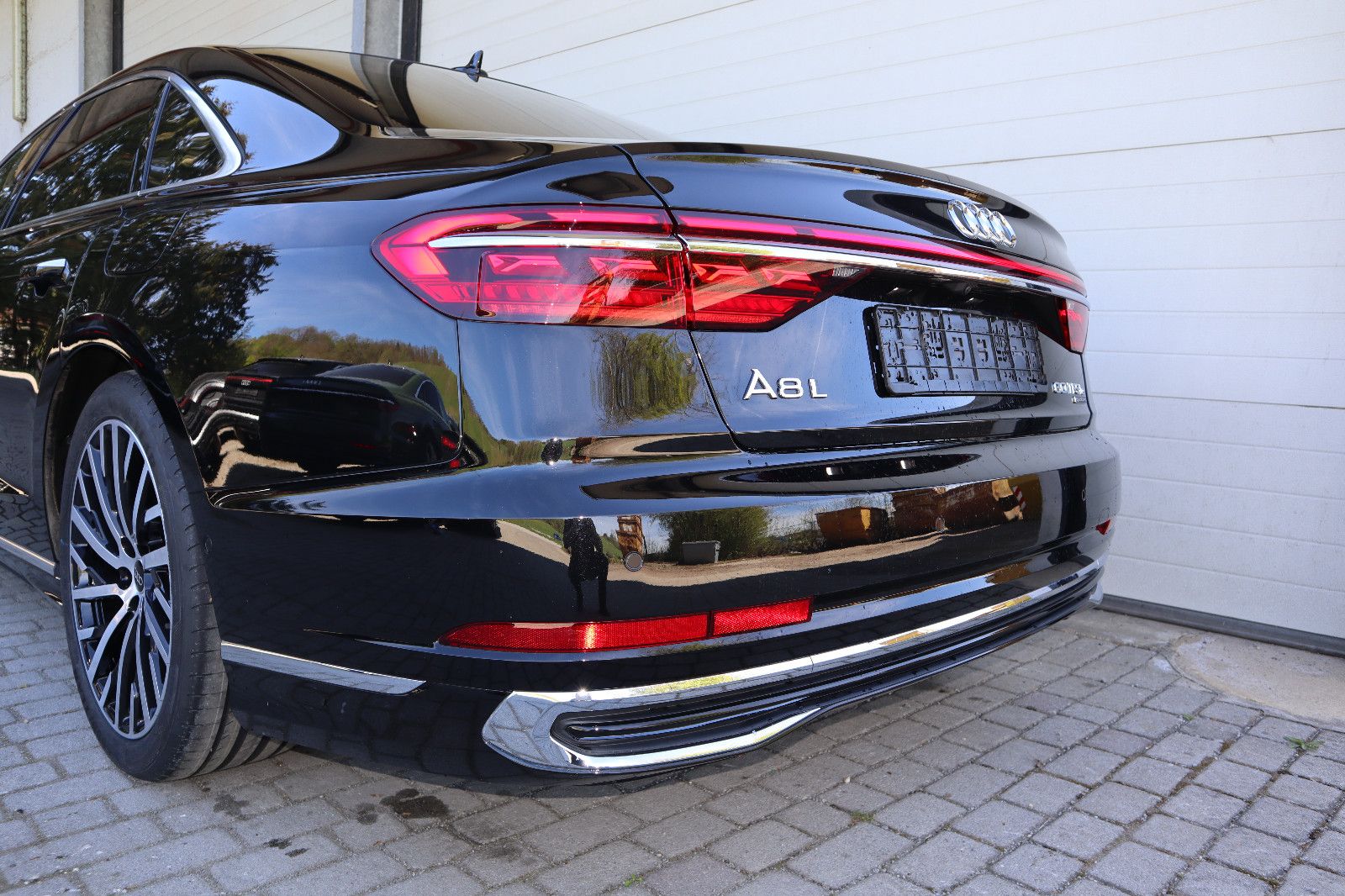 Audi A8L 60 TFSIe lang - Samsaru's Car Outlet