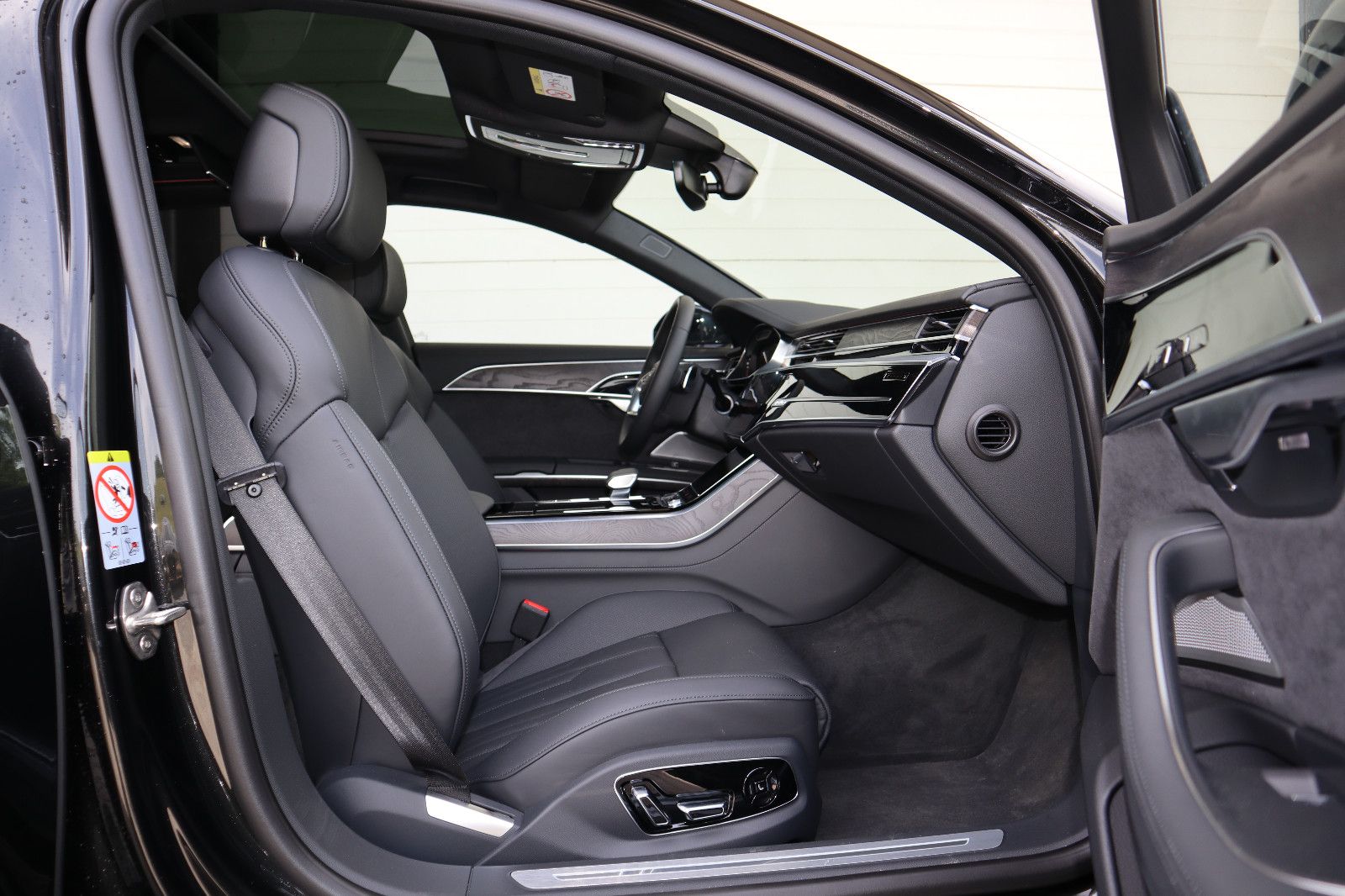 Audi A8L 60 TFSIe lang exclusive S-LINE - Samsaru's Car Outlet