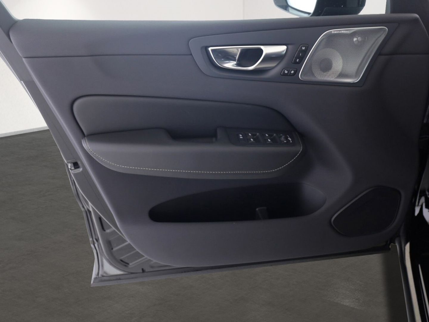 Volvo XC60 T8 Plus Black Edition Recharge Plug-In Hybrid - Samsaru's Car Outlet