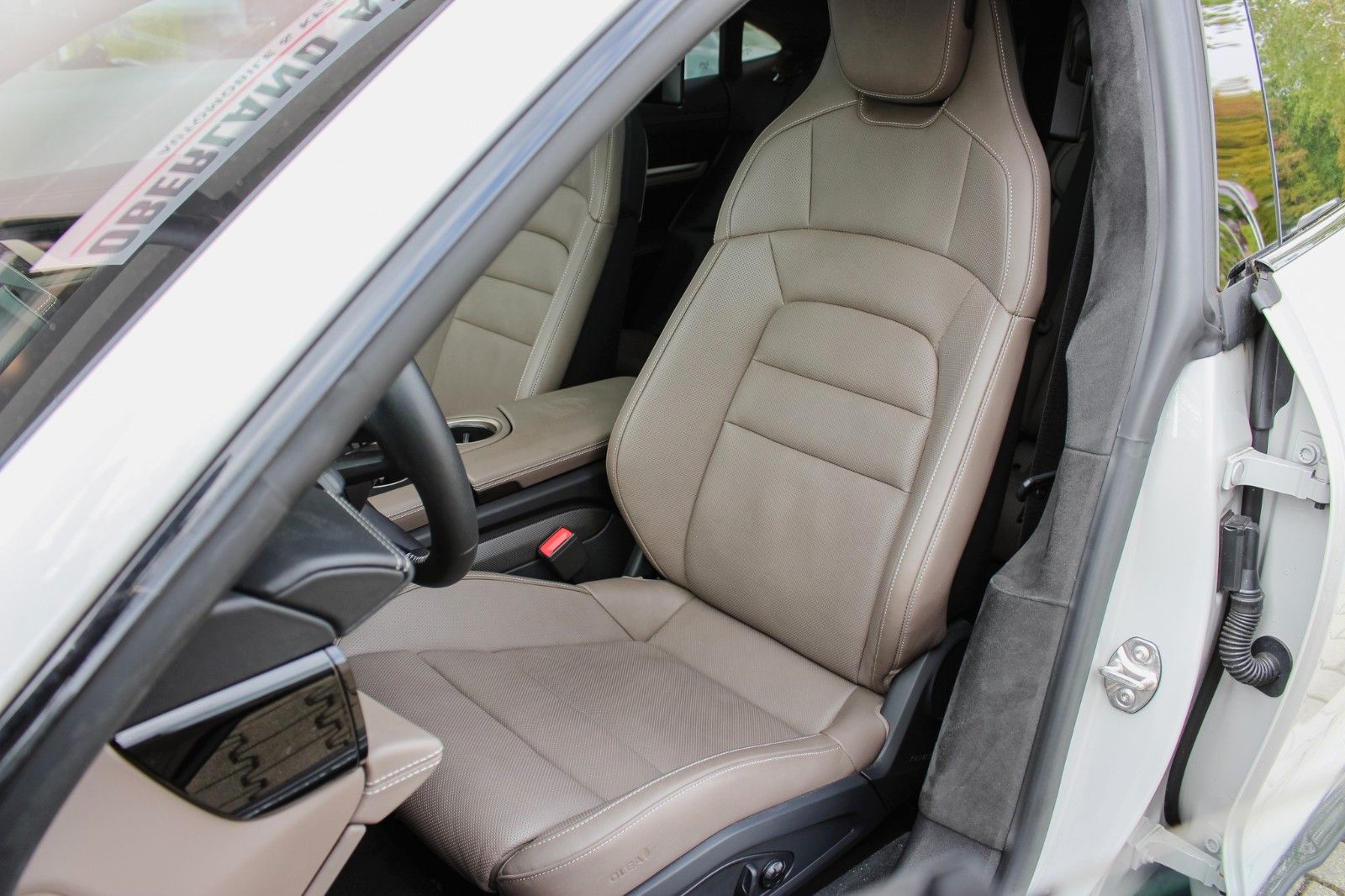 Porsche Taycan Turbo S / ENTERTAINMENT / BEIFAHRER DISP.