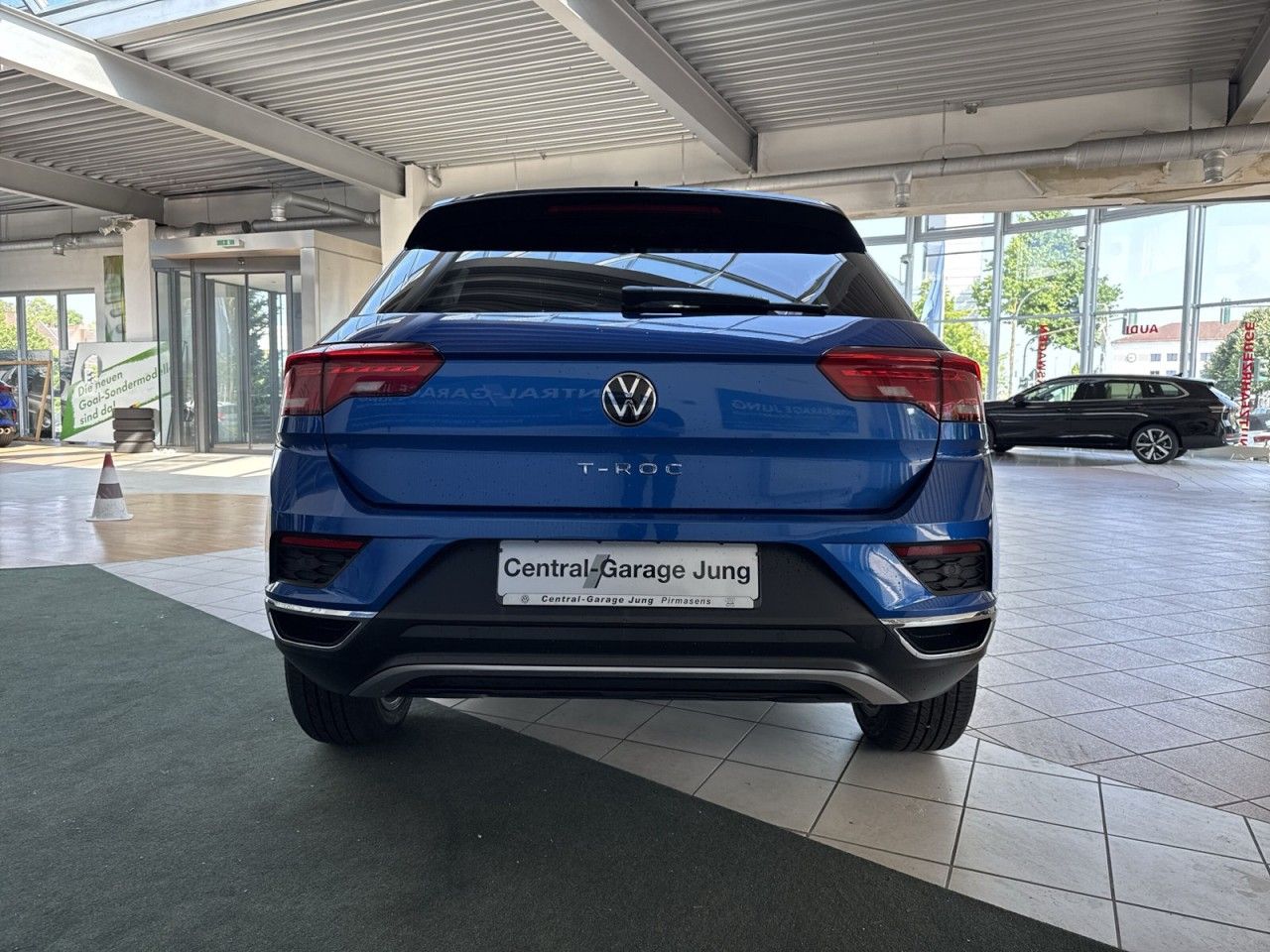 Volkswagen T-Roc 1.5 TSI Active - Samsaru's Car Outlet