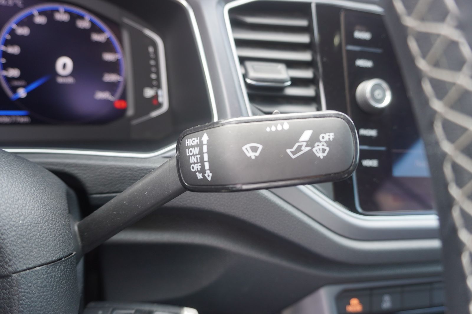 Volkswagen T-Roc 1.5 TSI R-Line - Samsaru's Car Outlet
