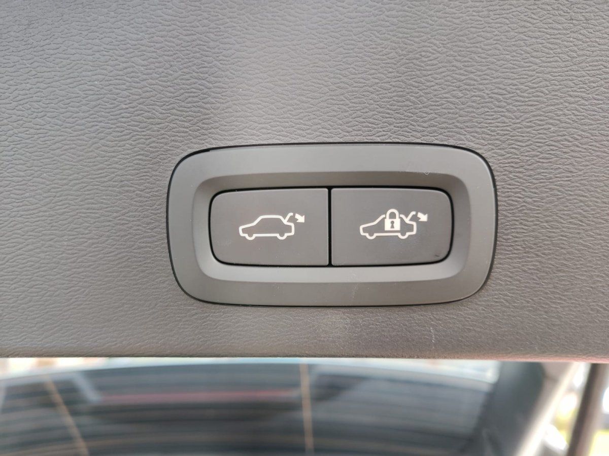 Volvo XC40 B3 Plus Dark 8-fach Aktionspreis