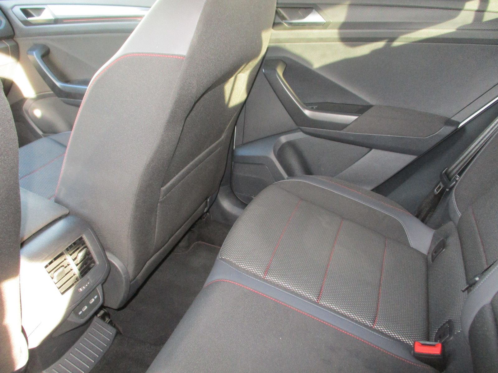 Volkswagen T-Roc Sport - Samsaru's Car Outlet