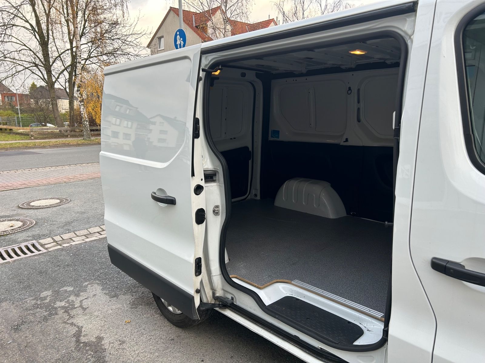 Nissan NV300 2.0 dCi COMFORT - Samsaru's Car Outlet