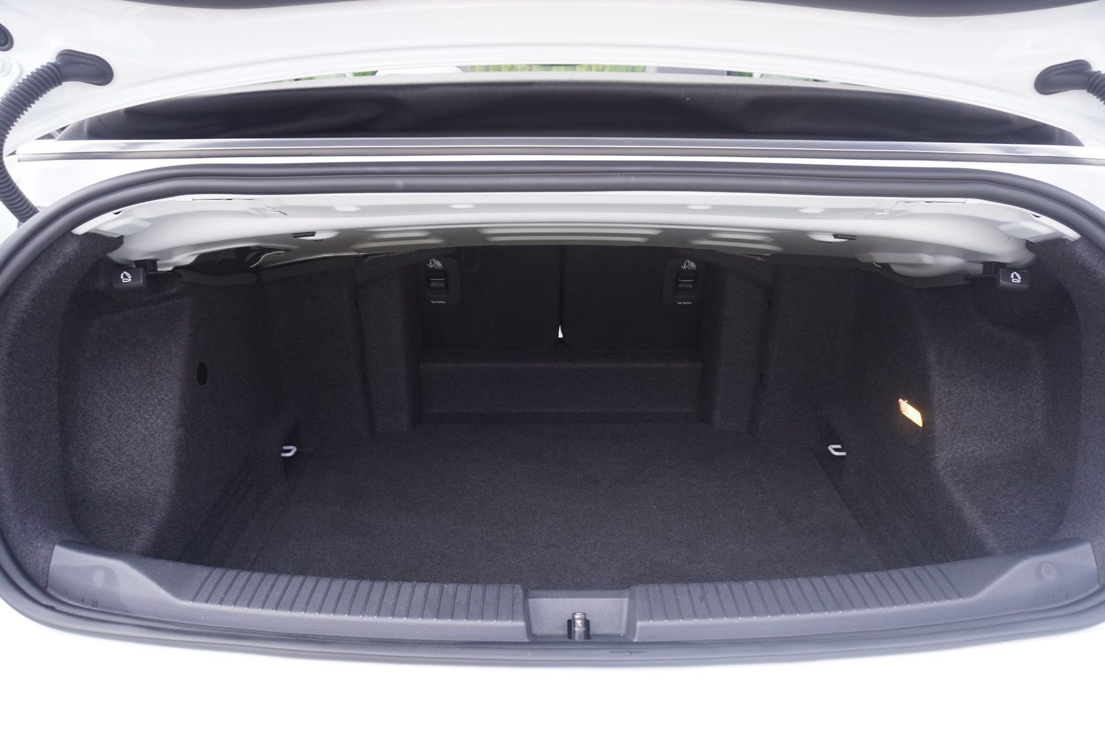 Volkswagen T-Roc 1.5 TSI R-Line - Samsaru's Car Outlet