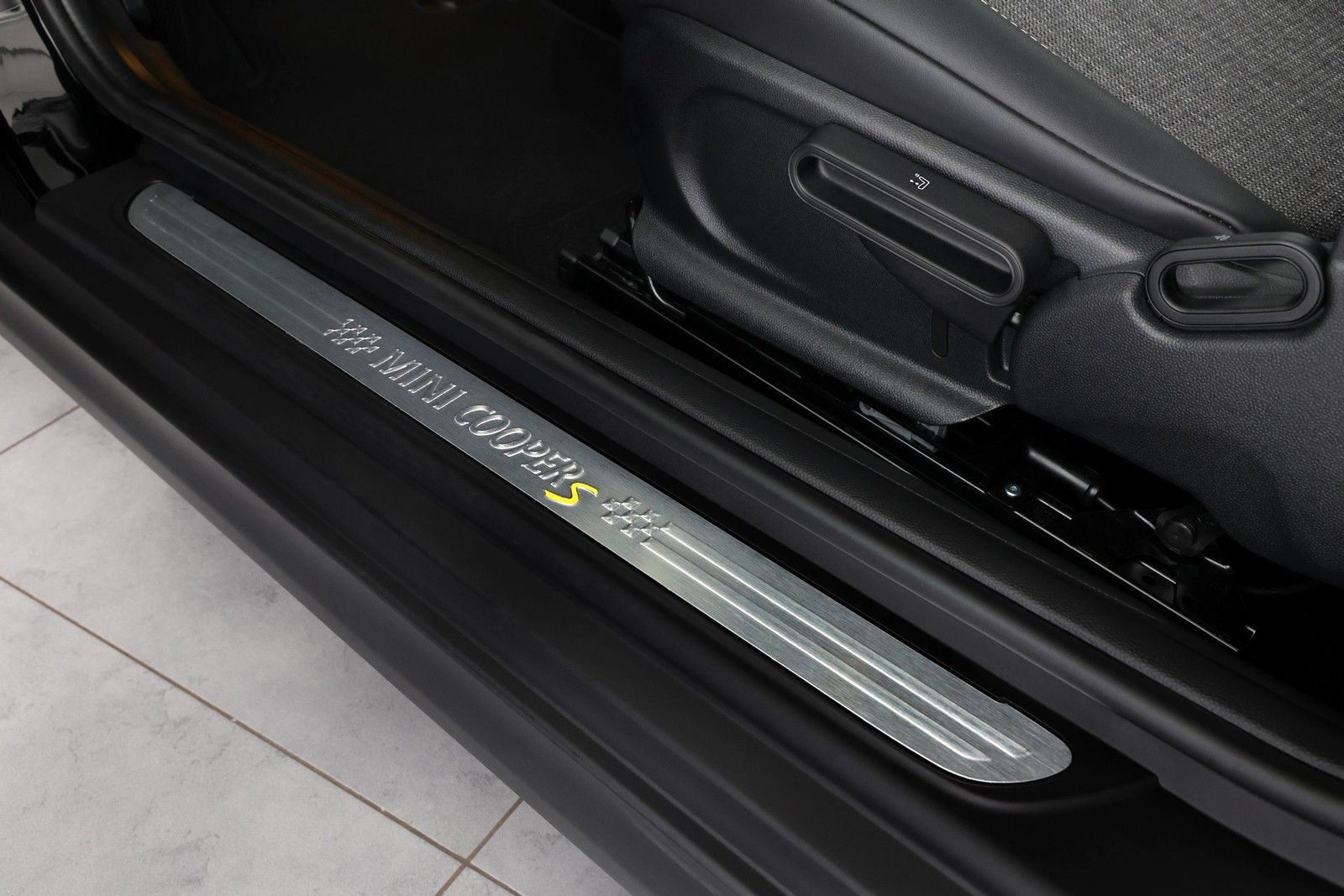 MINI COOPER SE Classic Trim Black - Samsaru's Car Outlet