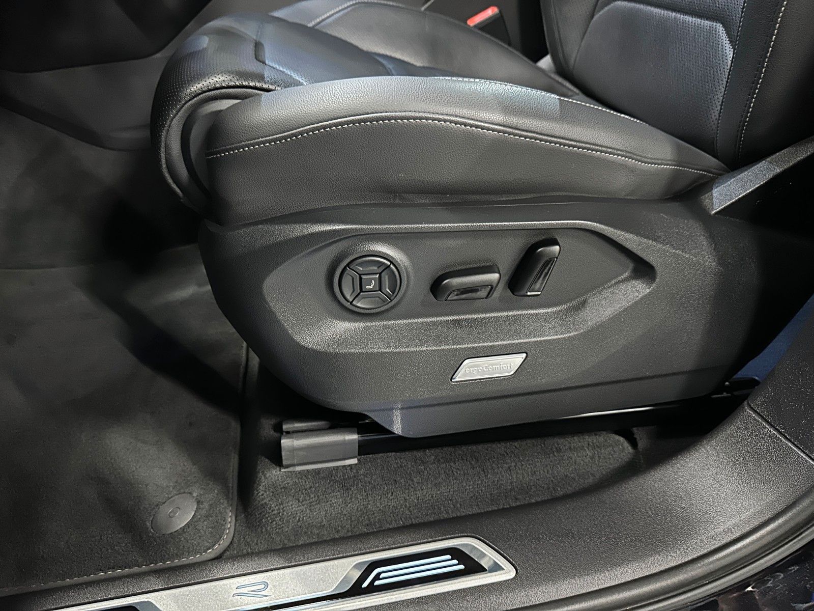 Volkswagen Touareg R-Line - Samsaru's Car Outlet