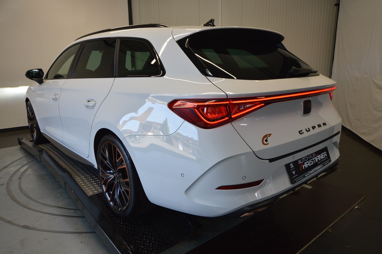 Cupra Leon Sportstourer VZ e-Hybrid - Samsaru's Car Outlet