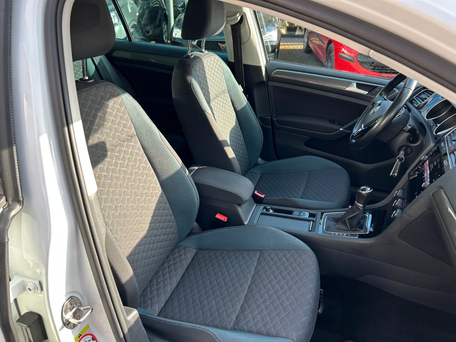 Volkswagen Golf VII Lim. IQ.DRIVE - Samsaru's Car Outlet