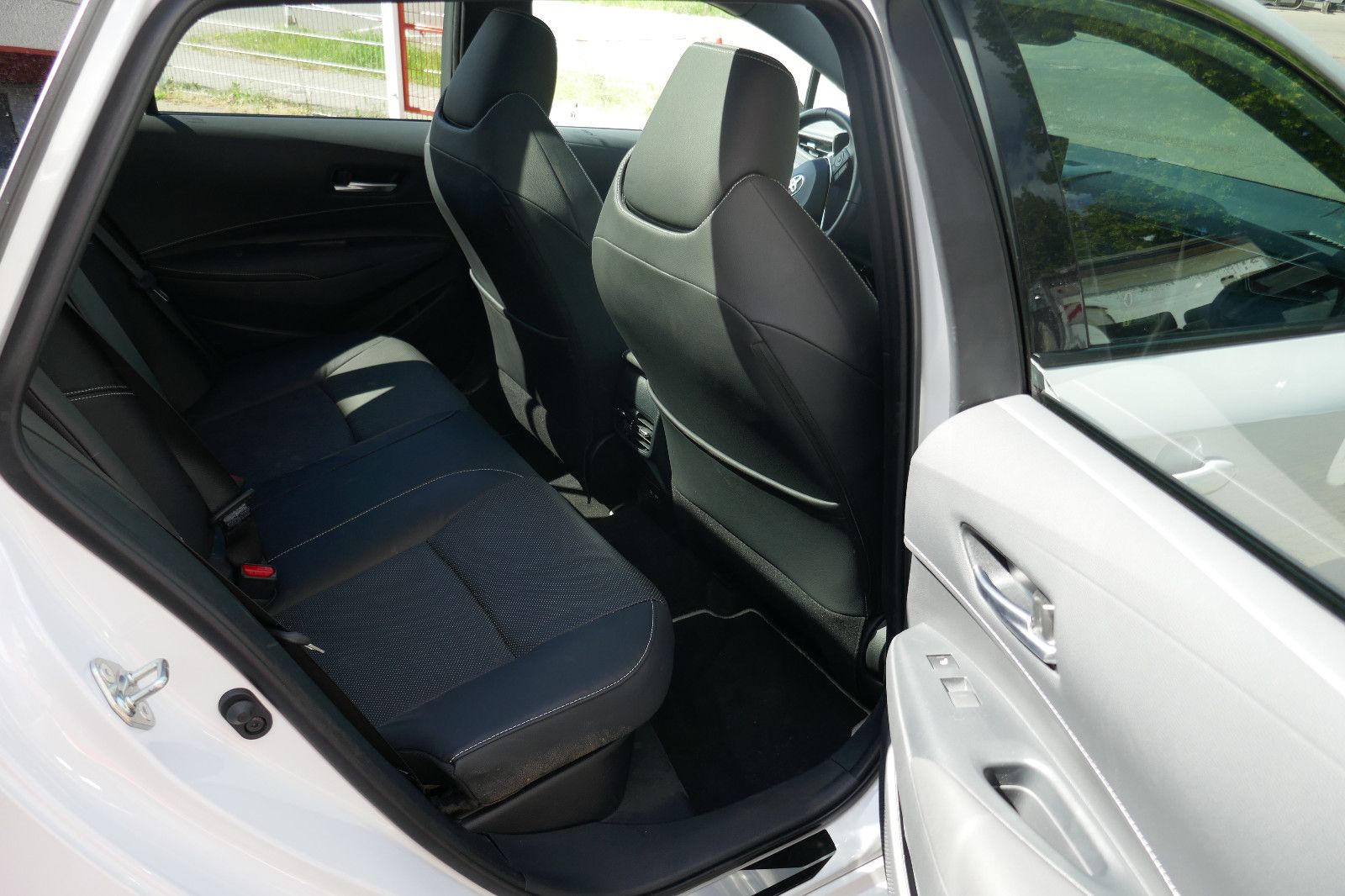 Toyota Corolla 2.0 Hybrid Lounge - Samsaru's Car Outlet
