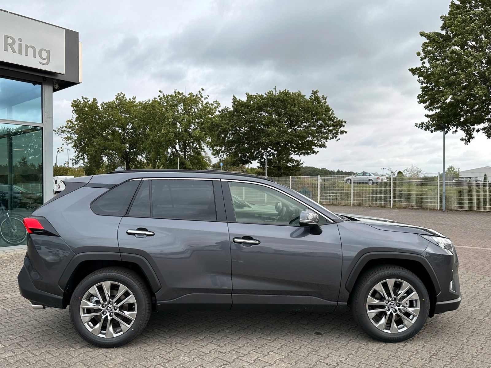 Toyota RAV 4 HYBRID PANORAMA LEDER NAVI DAB JBL 360°...