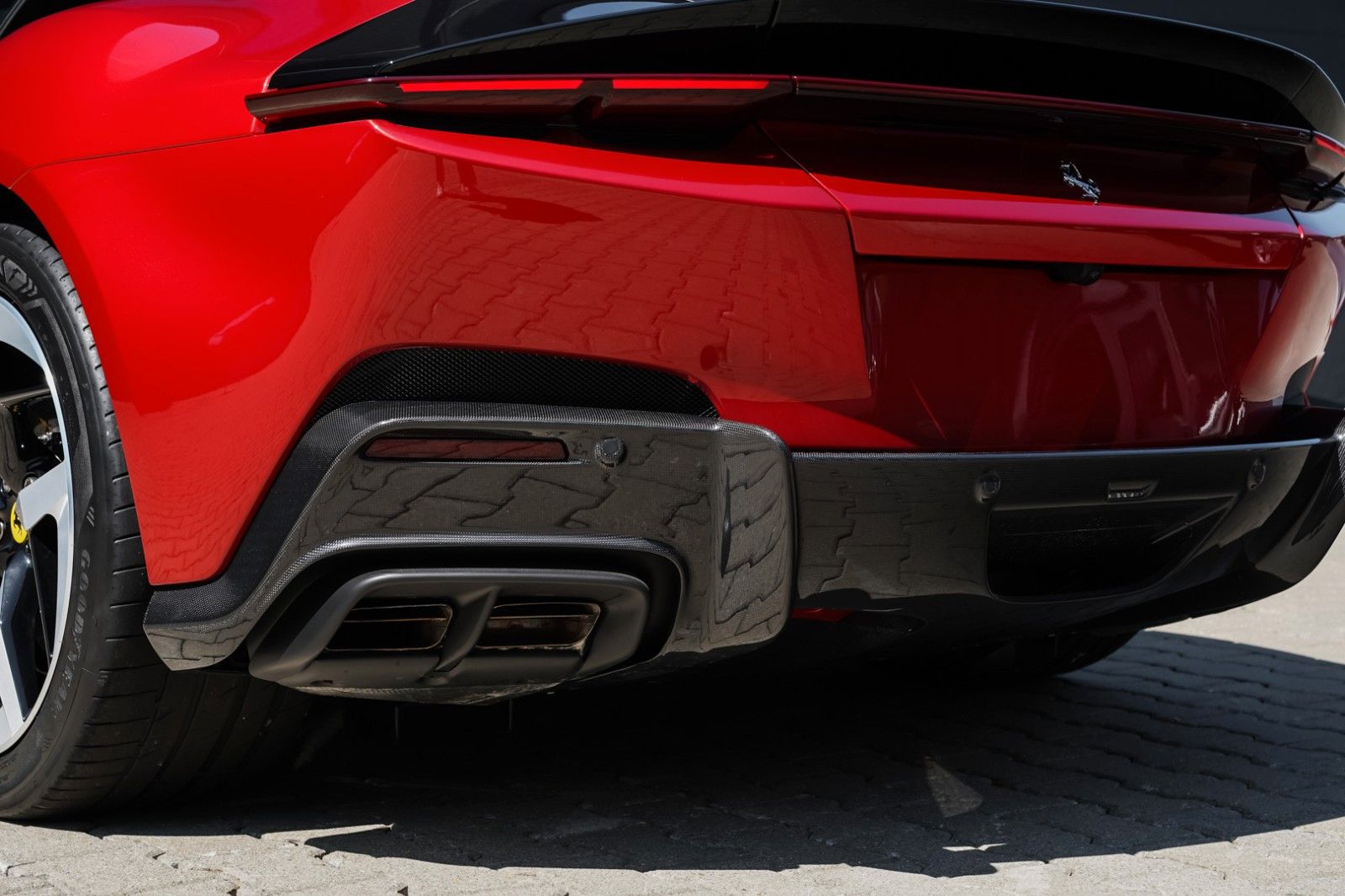 Ferrari 12 Cilindri *Crema* Carbon-Pano-*Blanco COC*