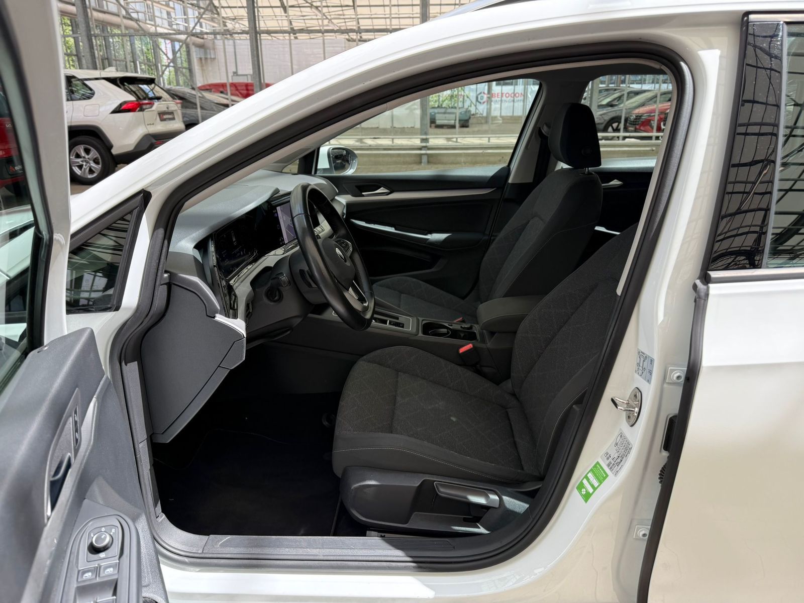 Volkswagen Golf VIII 2.0 TDI Life - Samsaru's Car Outlet