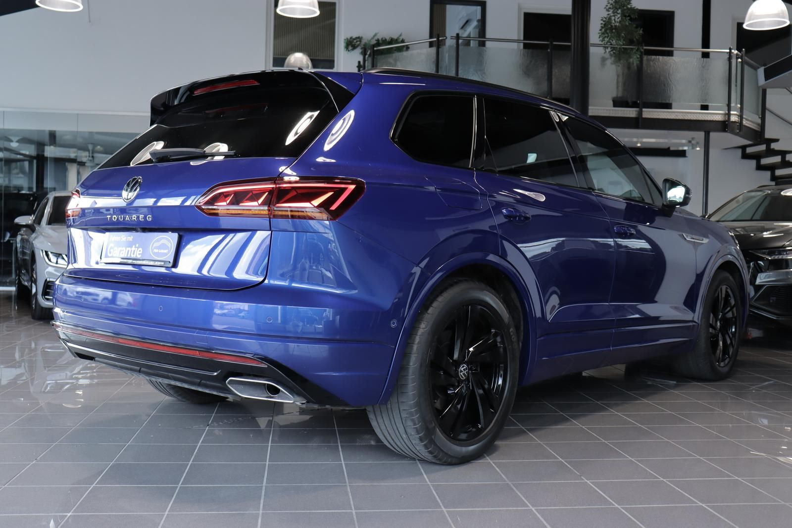 Volkswagen Touareg 3.0 TDI 4M R-LINE BLACK - Samsaru's Car Outlet