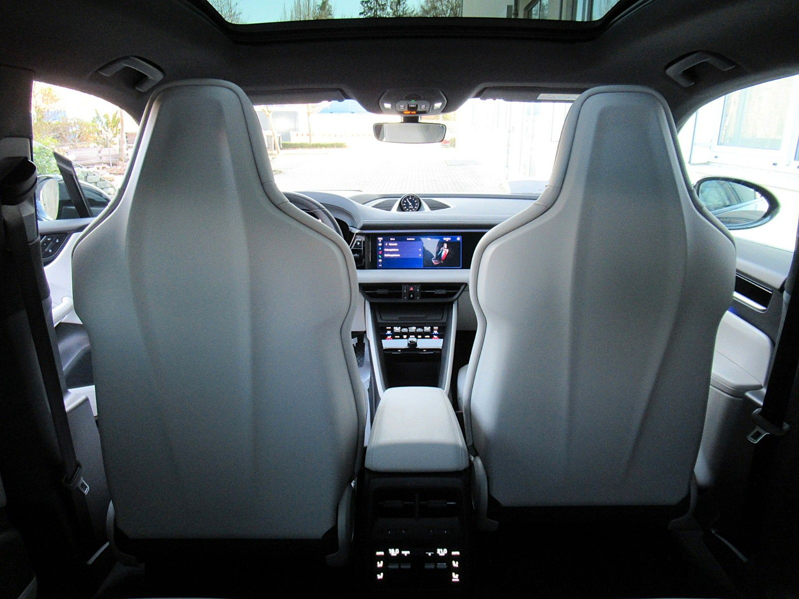 Porsche MACAN 4e - Samsaru's Car Outlet