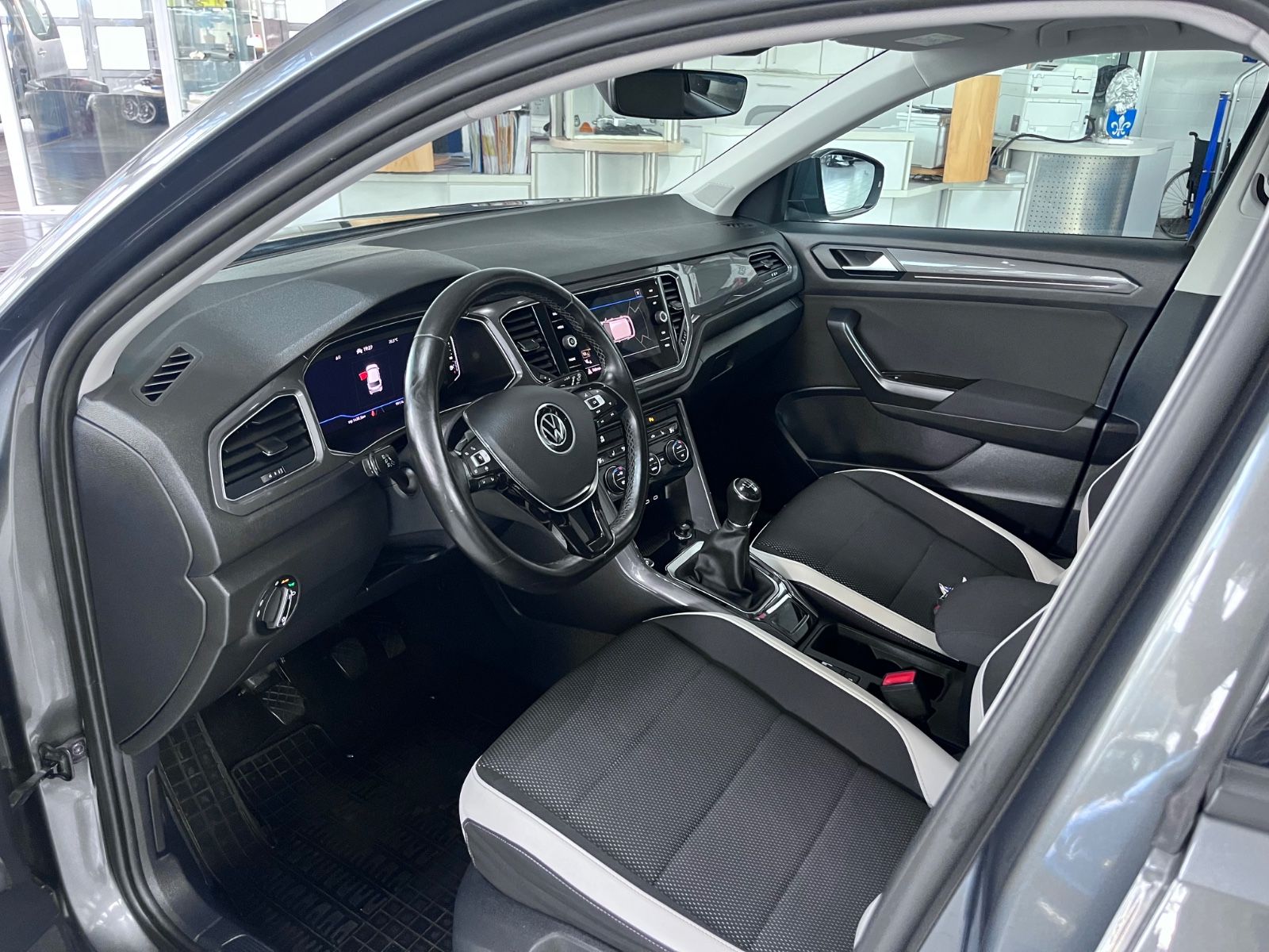 Volkswagen T-Roc Sport - Samsaru's Car Outlet