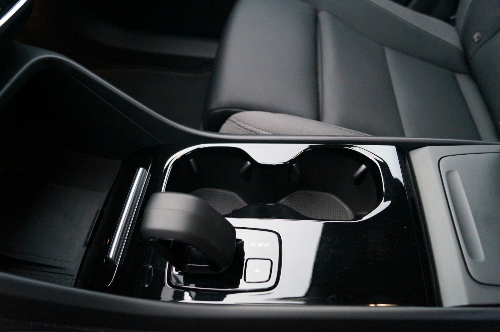 Volvo XC40 Recharge Single 2WD Plus Aut./AHK/Microtech