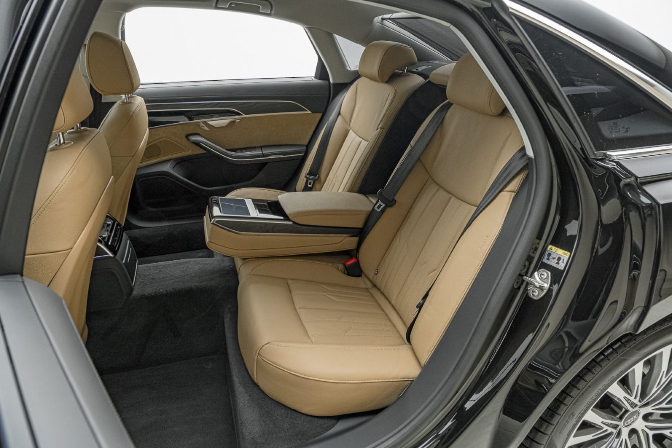 Audi A8 L 60 TFSI e quattro - Samsaru's Car Outlet