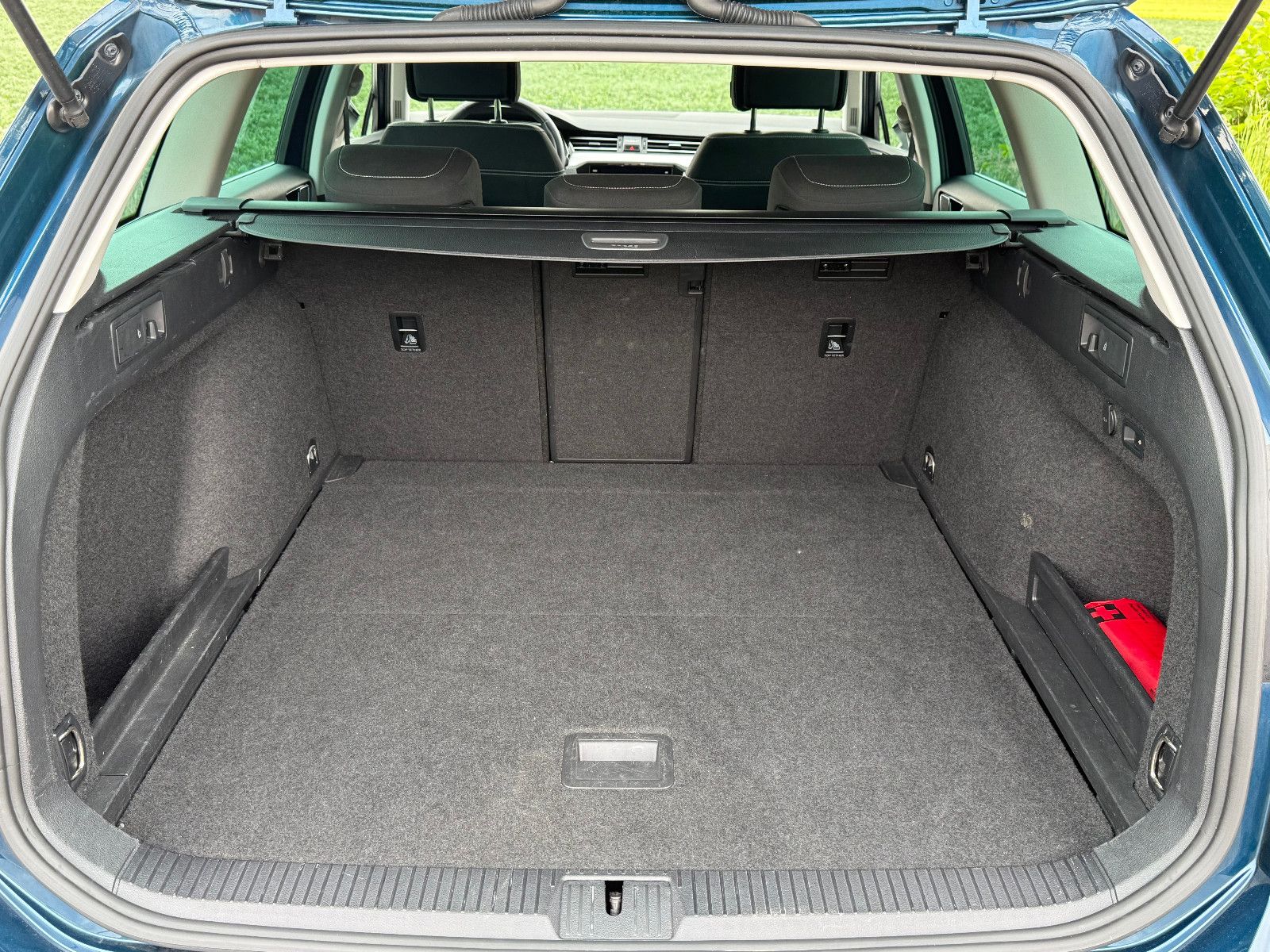 Volkswagen Passat Variant Business - Samsaru's Car Outlet
