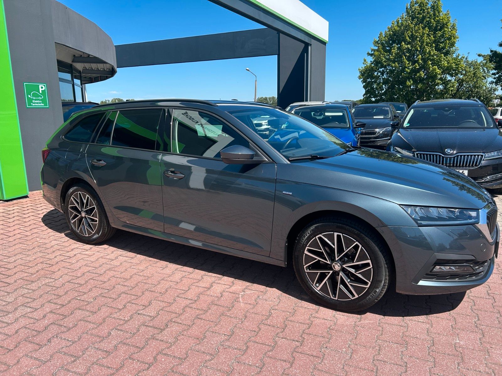 Skoda OCTAVIA Combi 1.5 TSI - Samsaru's Car Outlet