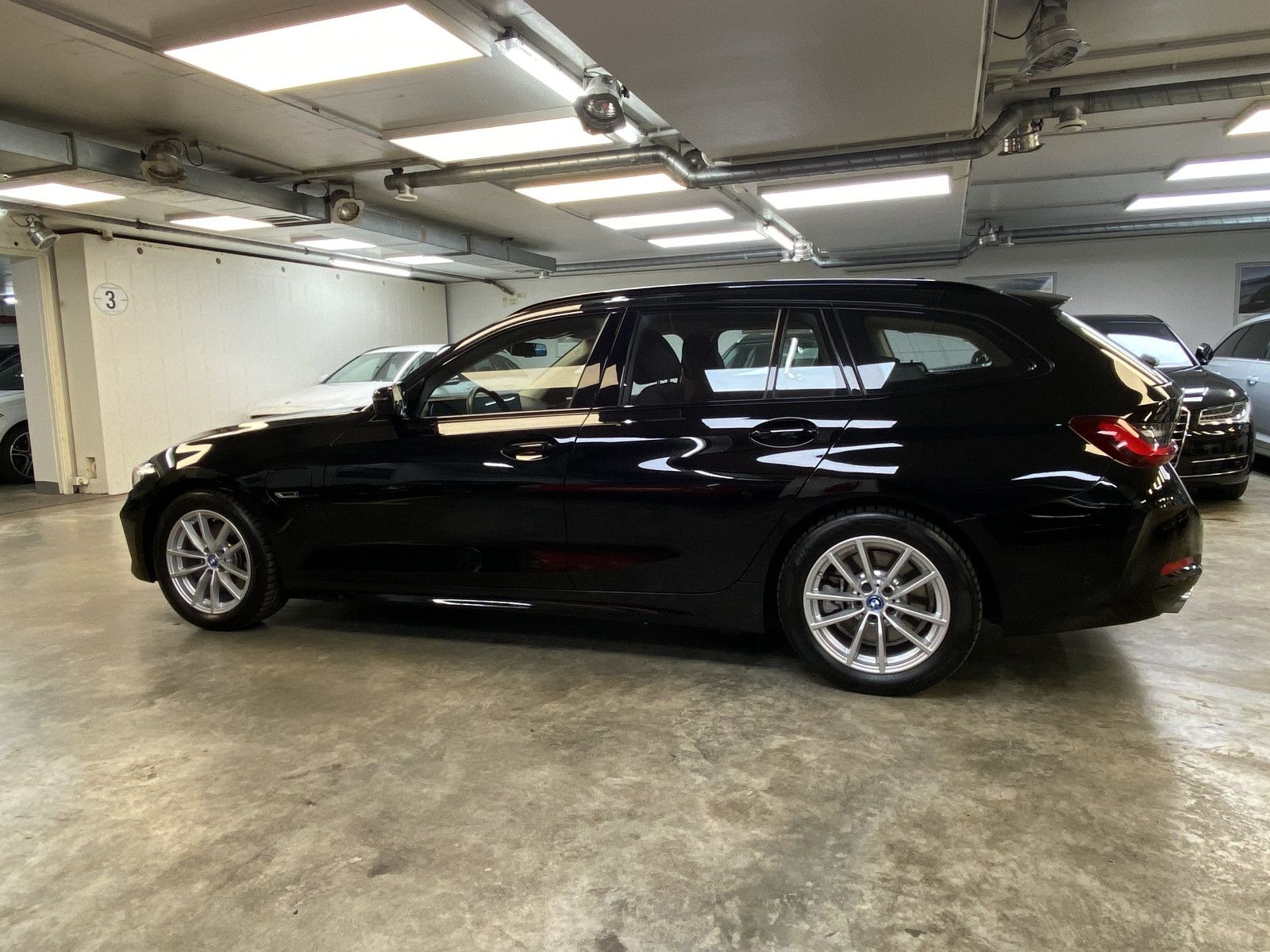 BMW 330e Touring - Samsaru's Car Outlet