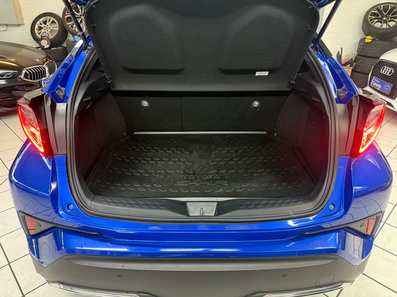 Toyota C-HR Hybrid Team D - Samsaru's Car Outlet