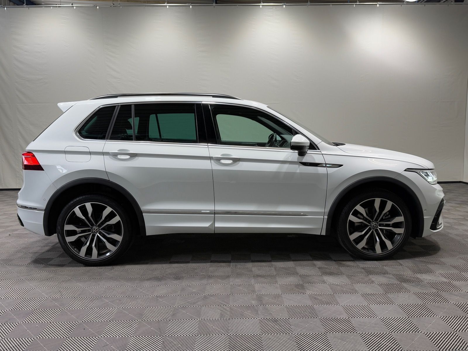 Volkswagen Tiguan R-Line 2.0 TDI DSG 4M - Samsaru's Car Outlet