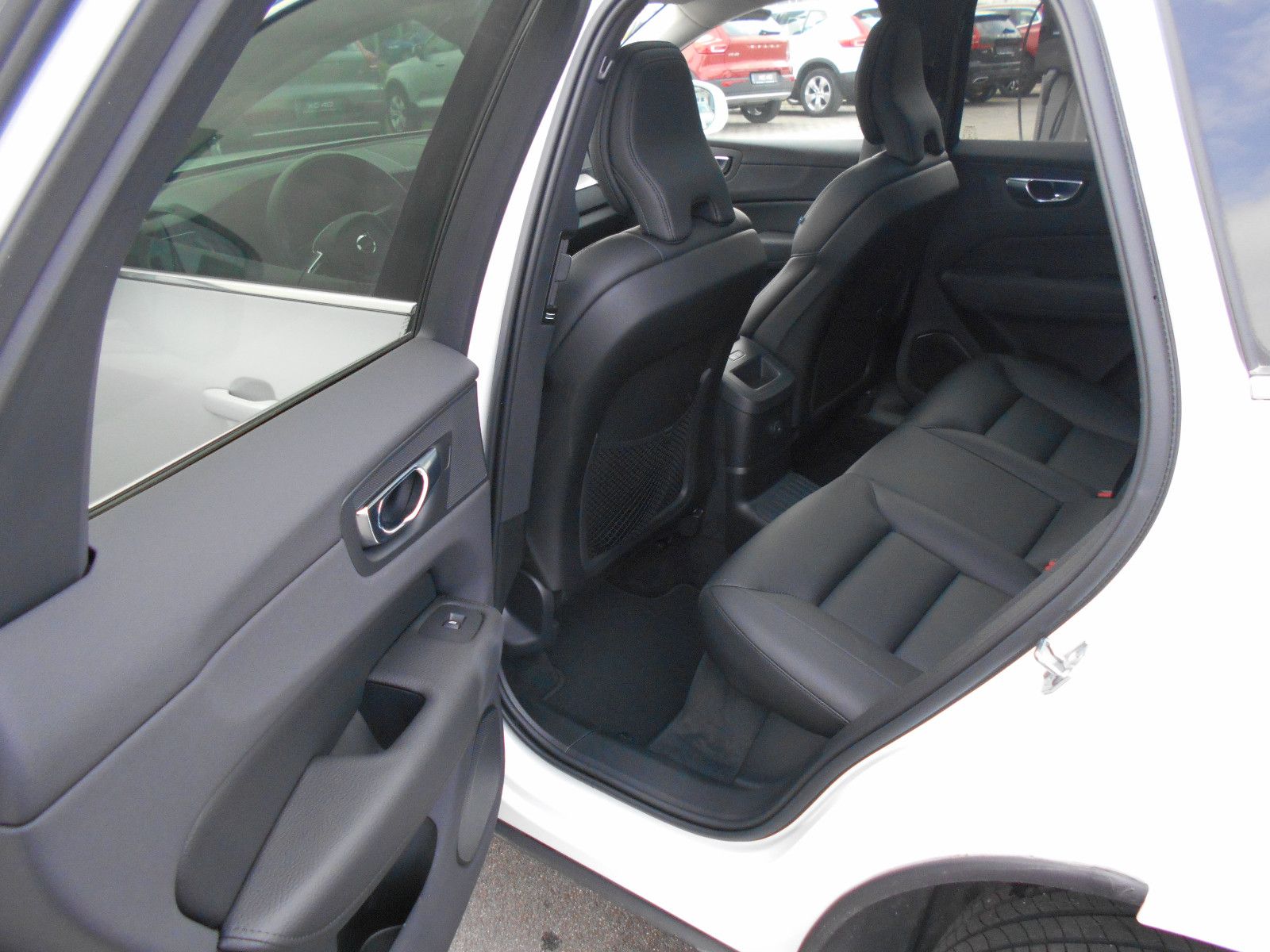Volvo XC60 Inscription T6 Recharge Plug-In Hybrid AWD - Samsaru's Car Outlet