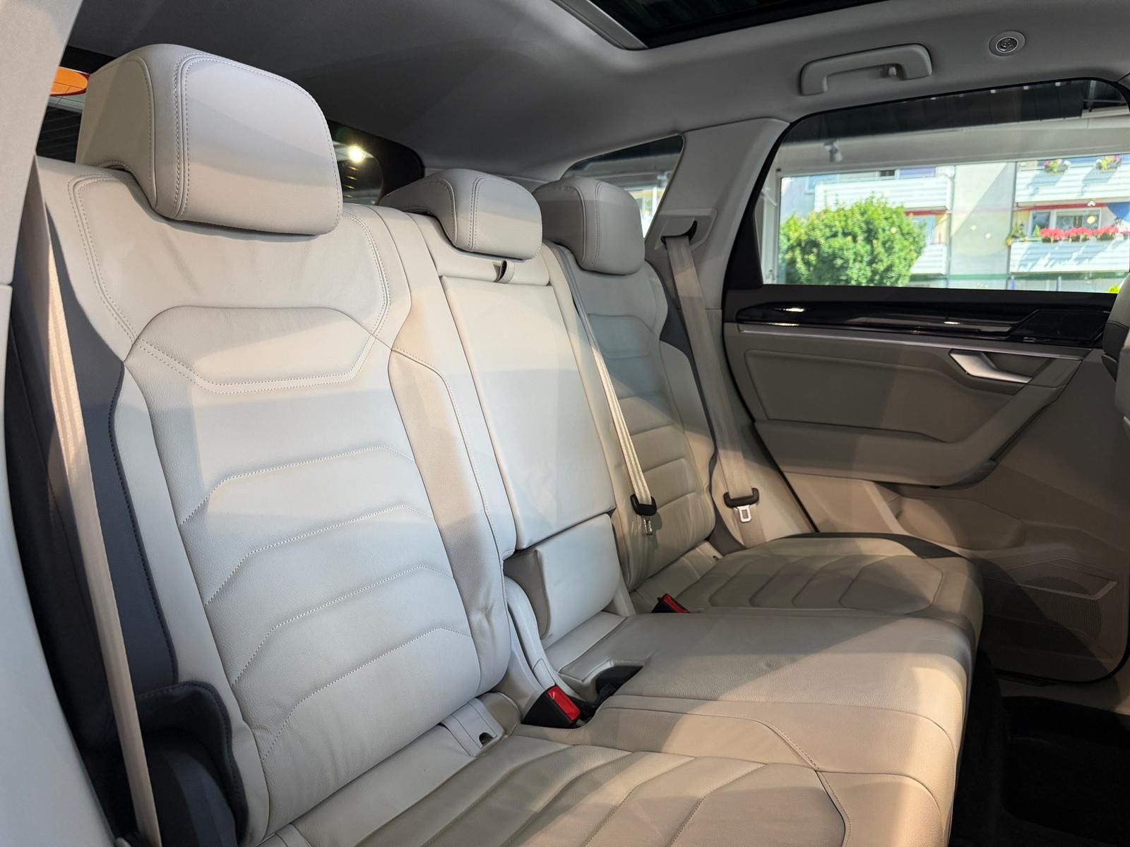 Volkswagen Touareg Elegance 4Motion eHybrid - Samsaru's Car Outlet