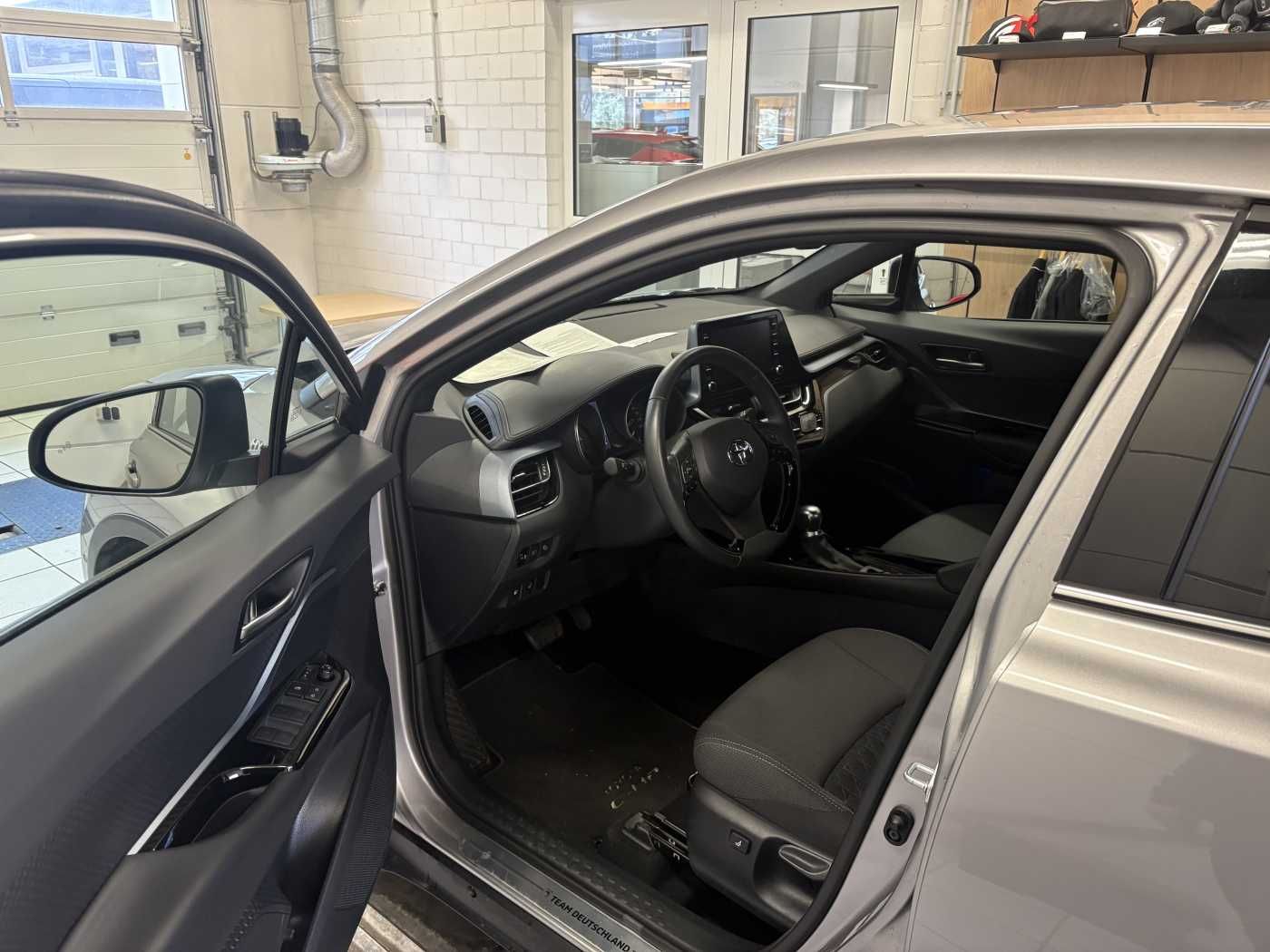 Toyota C-HR Hybrid - Samsaru's Car Outlet