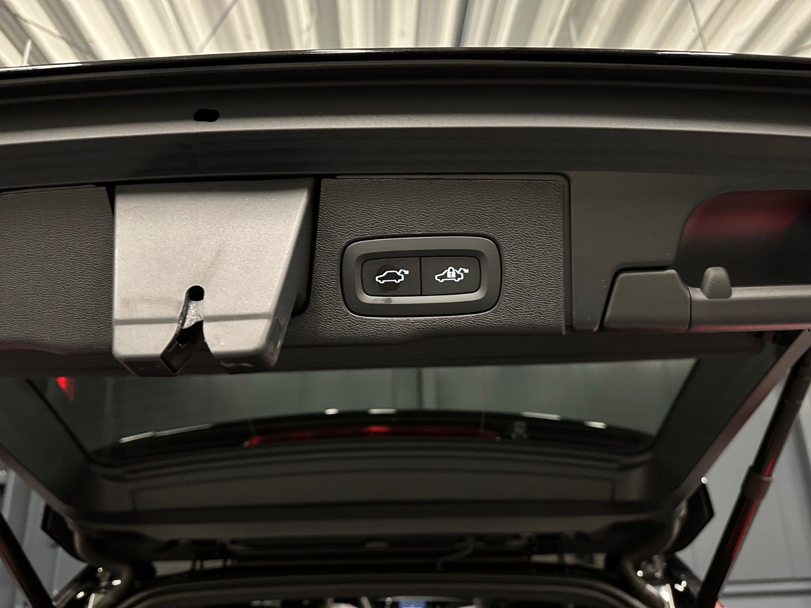 Volvo XC60 Plus Black Edition AWD*21Zoll*PANORAMA*AHK*