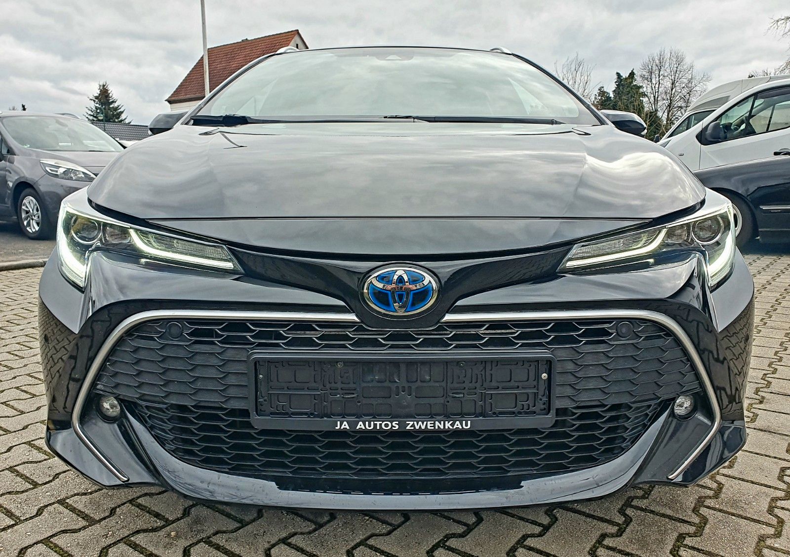 Toyota Corolla Touring Sports 2.0 Hybrid Lounge - Samsaru's Car Outlet