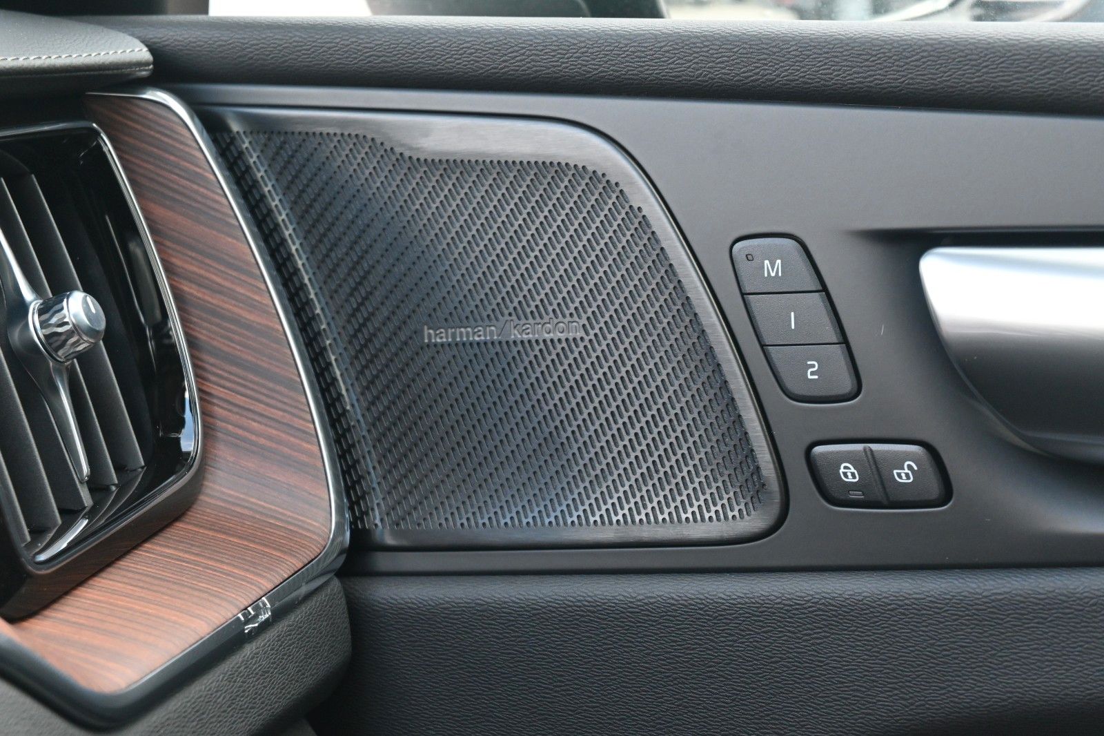 Volvo XC60 B4 D AWD Ultimate Dark*STDHZG*360°*LUFT*ACC