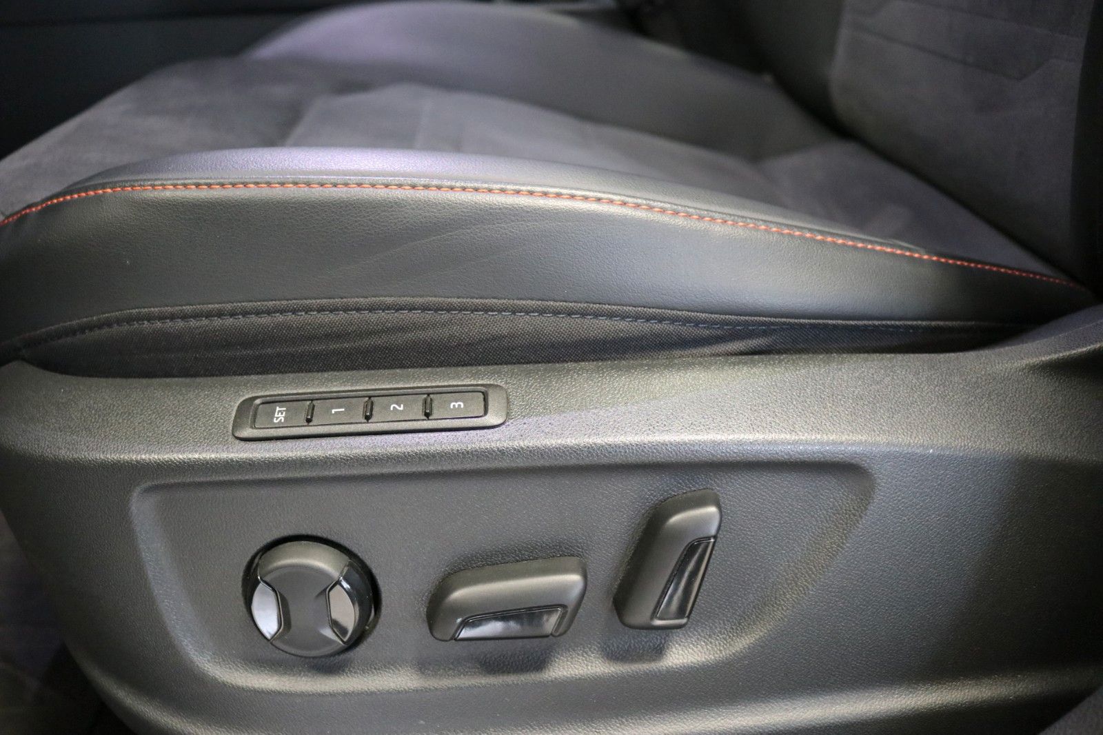 Seat Ateca FR Kamera Memory STHZ AHK Pano DAB+