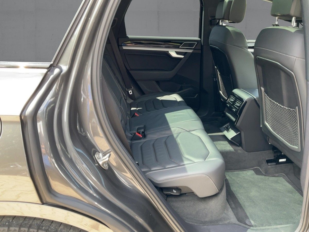 Volkswagen Touareg 3.0 TDI 4M R-LINE - Samsaru's Car Outlet