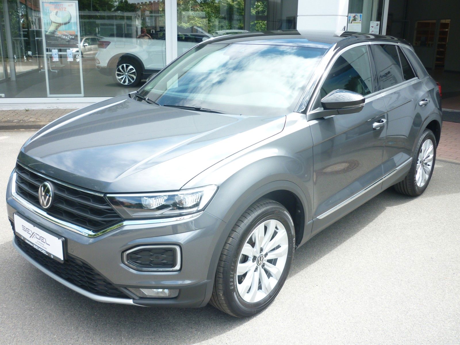 Volkswagen T-Roc 1.5 TSI Sport - Samsaru's Car Outlet