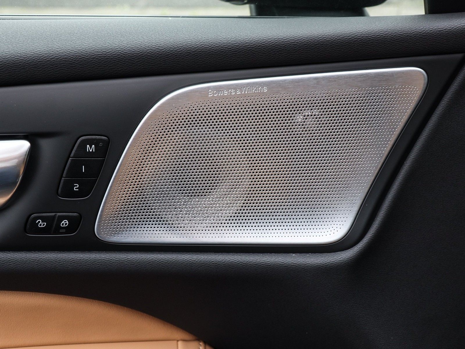 Volvo V60 T6 Recharge AWD Ultra Dark NP:80.480,-/MASSA