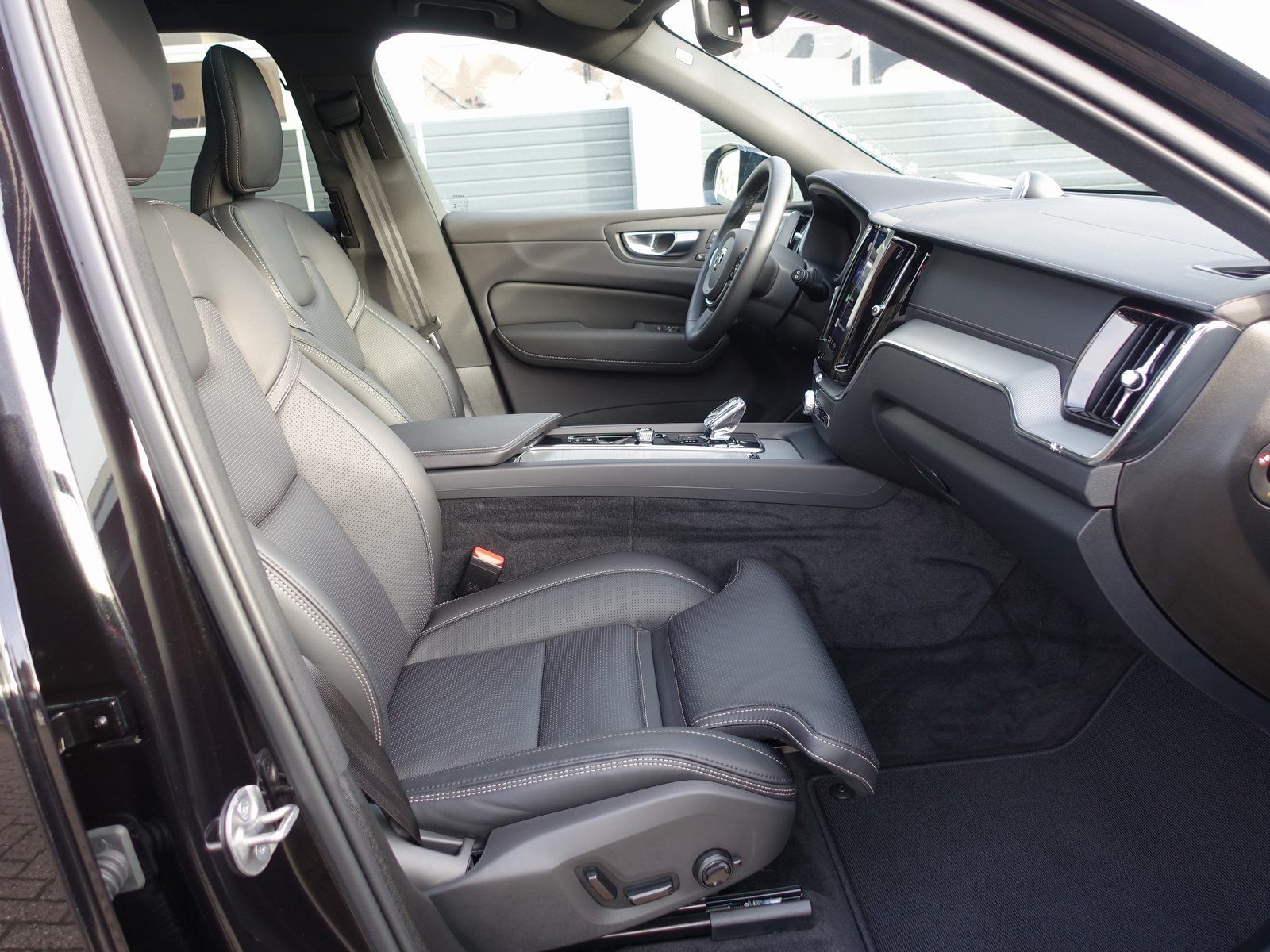 Volvo XC60 Black Edition Ultra T8 AWD/Massage/B&W/AHK