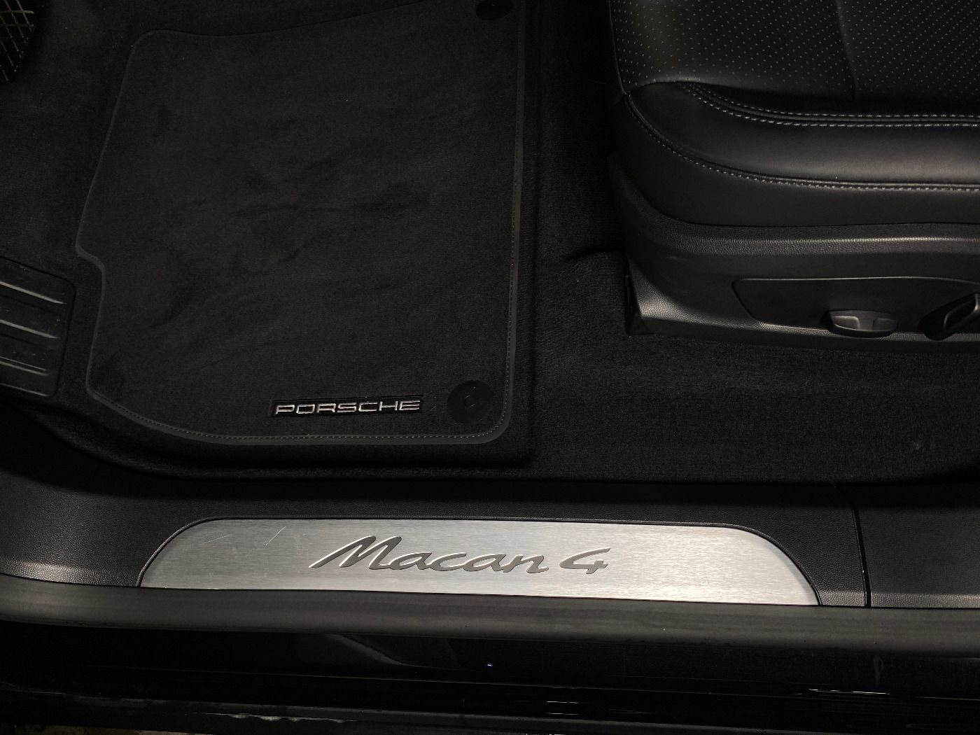 Porsche Macan 4 | Panorama Dachsystem | Beifahrerdisplay