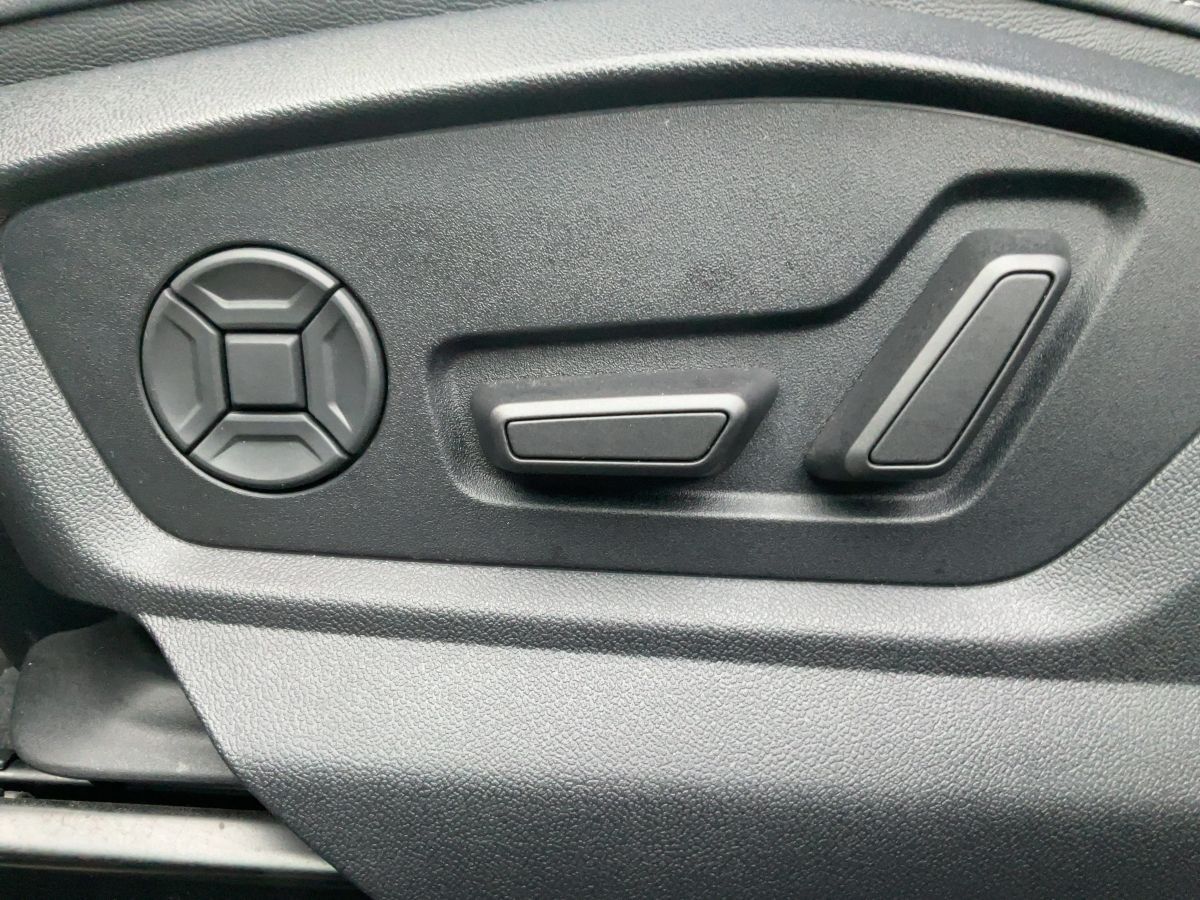 Audi Q8 50 TDI S-LINE MATRIX+NAVI+B&O+DVD+ACC+AHK+23"